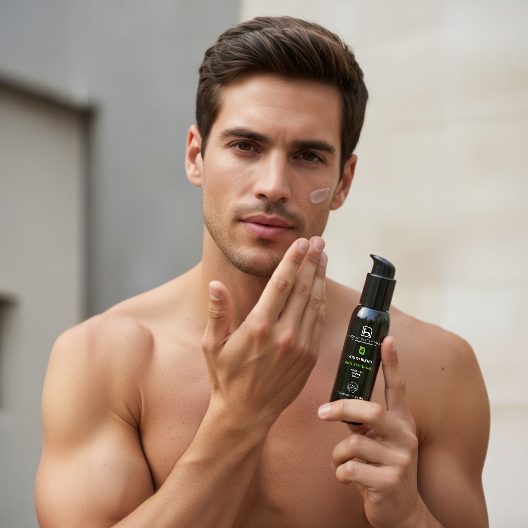 Hombre aplicando el gel antiedad natural de Homo Naturals para hidratar la piel sin aportar brillo ni sensación grasa. Con ácido hialurónico, péptidos y bakuchiol. Con vitaminas C y E. Sin derivados del petroleo. Formula bio y vegana certificada.
