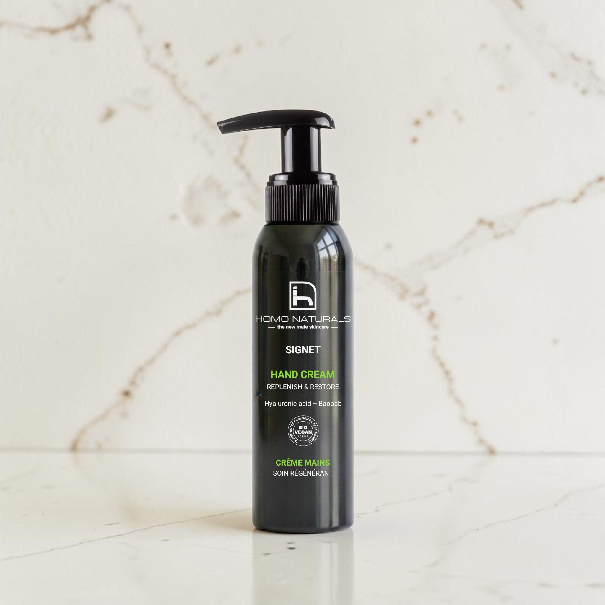 Imagen de la crema de manos para hombre de Homo Naturals. Fórmula no grasa con textura de rápida absorción. Con ácido hialurónico y aceite vegetal de baobab para quitar la sequedad de las manos y conseguir unas manos más cuidadas y más hidratadas. Crema 100% natural sin derivados del petróleo y con certificación bio + vegan.