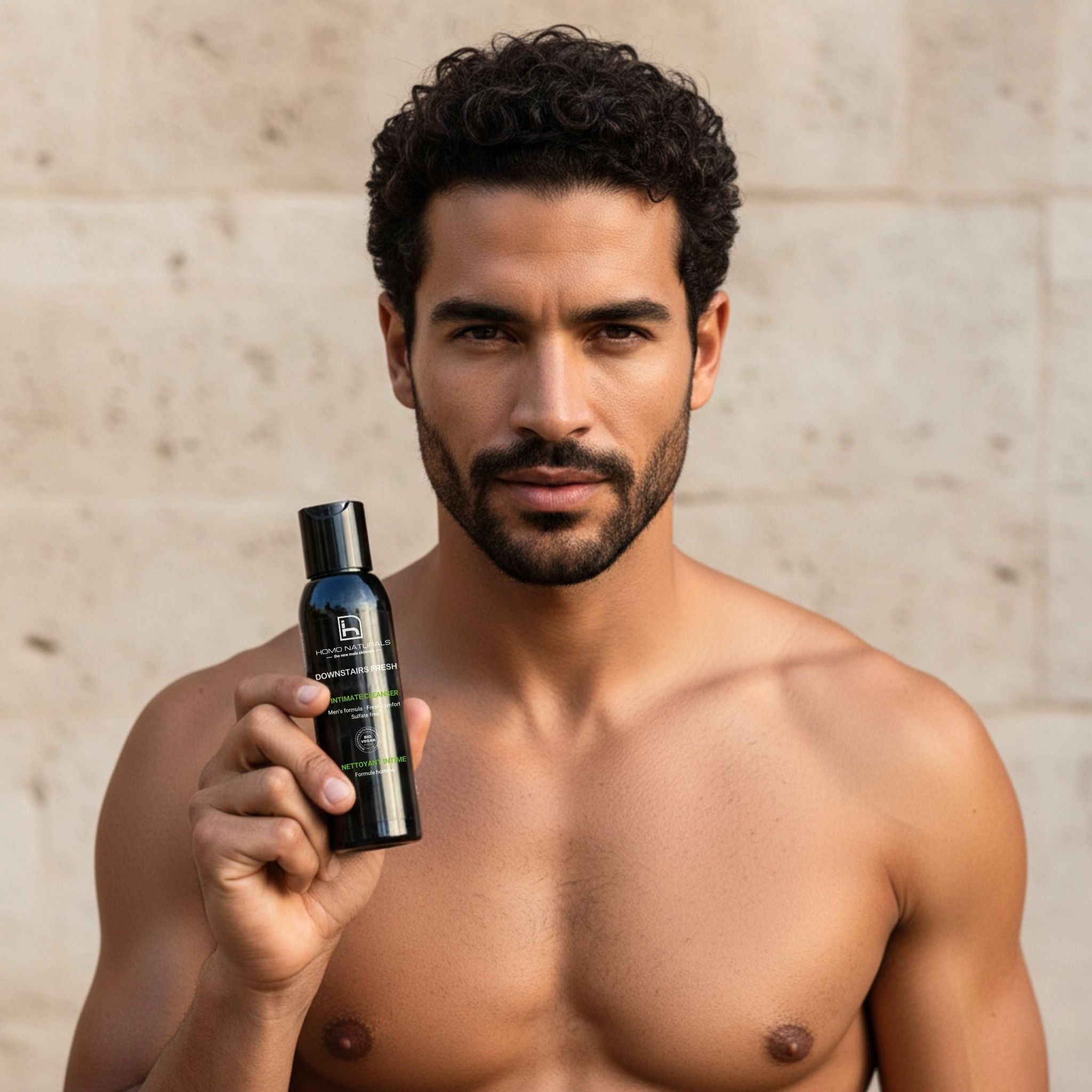Gel de higiene íntima para hombre sin sulfatos. Certificado natural ecológico y vegano. Con activos calmantes y dermoprotectores. Apto para toda la zona íntima del hombre: Pene, glande, testículos y ano. Ideal para prevenir malos olores e irritaciones, y mejorar el bienestar y cuidado íntimo masculino.