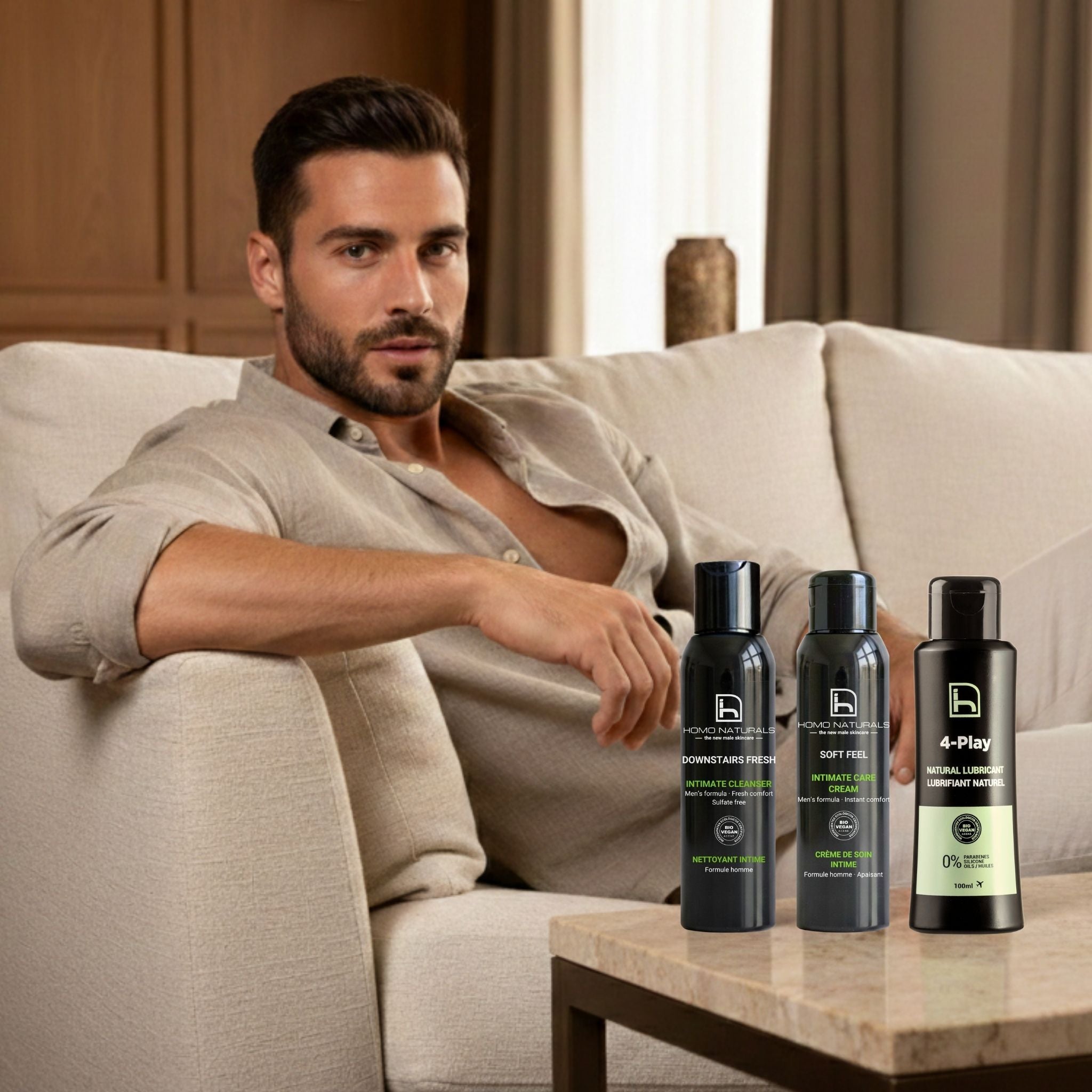 Hombre mostrando el pack de cuidado íntimo completo de Homo Naturals con jabón íntimo, crema íntima y lubricante natural para una rutina diaria de cuidado íntimo masculino.