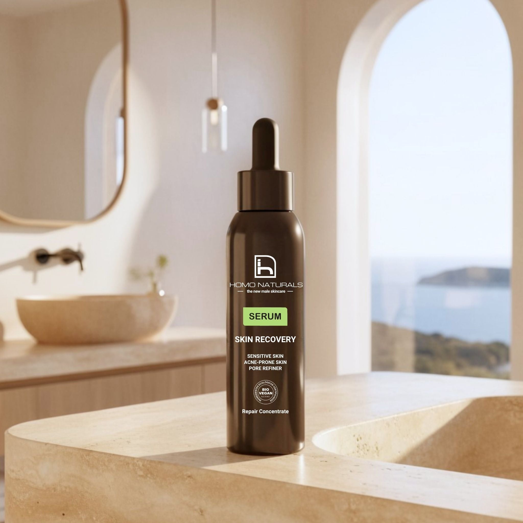 Skin Recovery Serum de Homo Naturals en un entorno lifestyle premium mediterráneo, sérum facial para hombre formulado para piel sensible, piel con tendencia acneica y poros visibles. Producto natural con certificación bio y vegana.