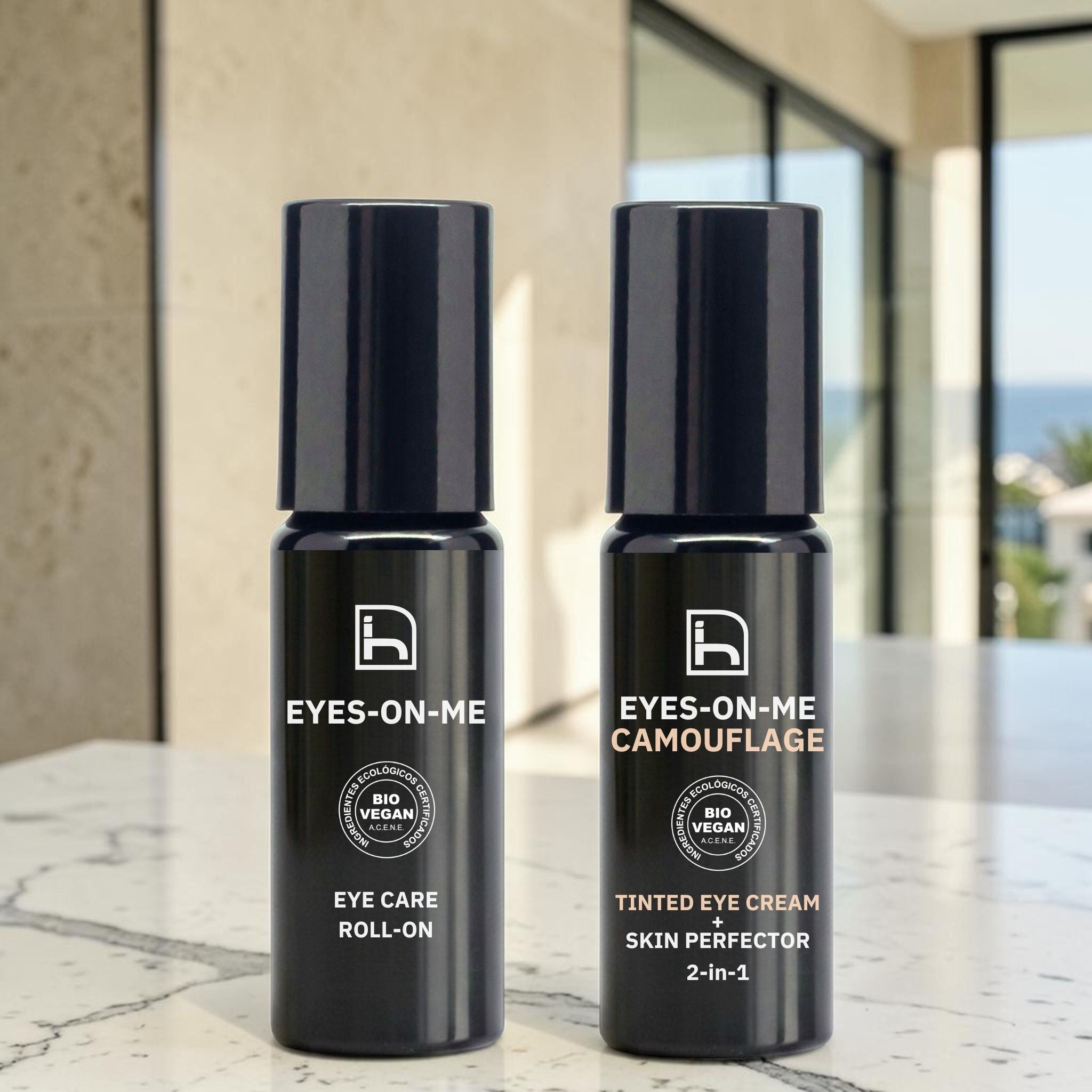 Kit de contorno de ojos de Homo Naturals en un entorno lifestyle premium mediterráneo para el cuidado integral de bolsas, ojeras y arrugas de la zona ocular del hombre.