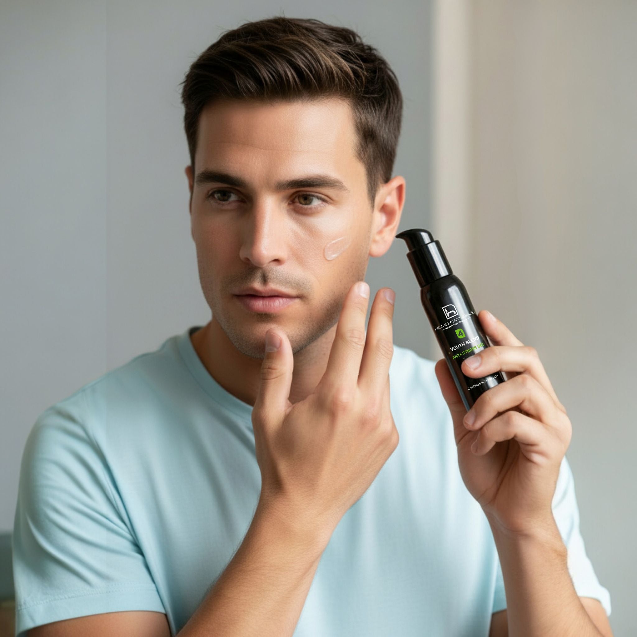 Hombre mostrando Gel Antiedad de Homo Naturals, tratamiento antiarrugas para hombre con rápida absorción y acabado no graso. Con ácido hialurónico, péptidos y bakuchiol, el retinol natural. Sin derivados dle petróleo. Sin parabenos. Fórmula bio y vegana certificada.