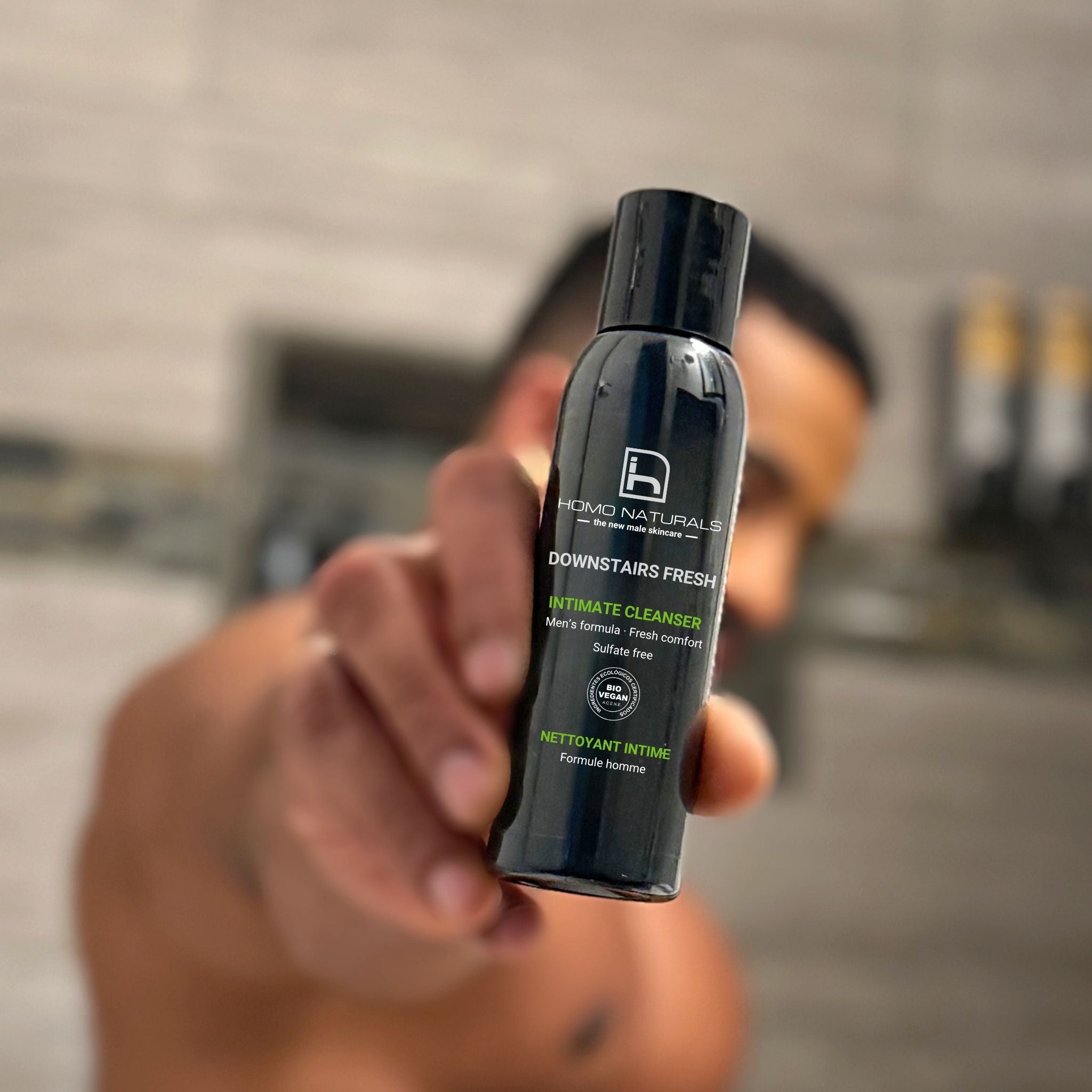 Jabón íntimo natural para hombre y sin sulfatos. Para una higiene íntima respetuosa y adaptada al pH íntimo del hombre. Sin siliconas, sin parabenos y sin derivados del petróleo. Con certificación ecológica y vegana.