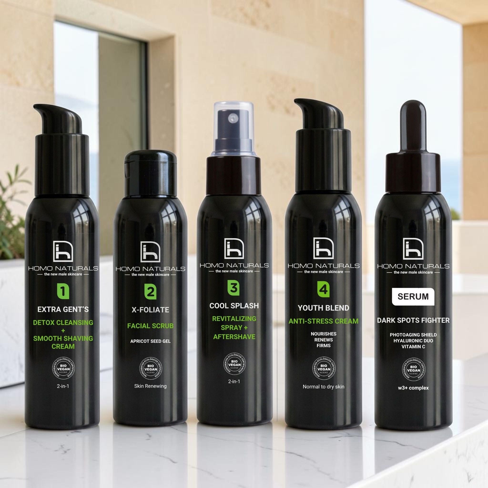 Rutina de cuidado facial antiedad para hombre, compuesta del tratamiento facial en 4 pasos de Homo Naturals + serum antiedad y antimanchas. Son productos naturales con certificación bio + vegan. El objetivo es conseguir una piel más joven, más firme, y más uniforme, minimizando arrugas y manchas para un resultado visible más cuidado en la piel del hombre. 