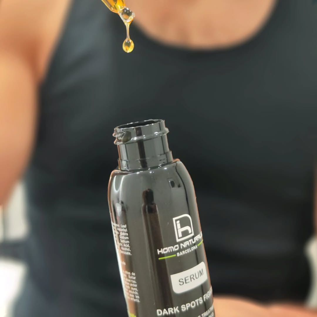 Serum antiedad y antiarrugas para hombres. Despigmentante. Con acido hialuronico y vitamina C. Pipeta de Dark Spots Fighter de Homo Naturals mostrando la textura del sérum facial para hombre formulado con vitamina C y ácido hialurónico.