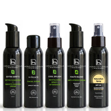 Tratamiento facial en 4 pasos para hombre con limpiador, exfoliante, tónico revitalizante, y gel o crema antiarrugas. Incluye además un protector solar en spray. Fórmulas adaptadas a la piel del hombre. 