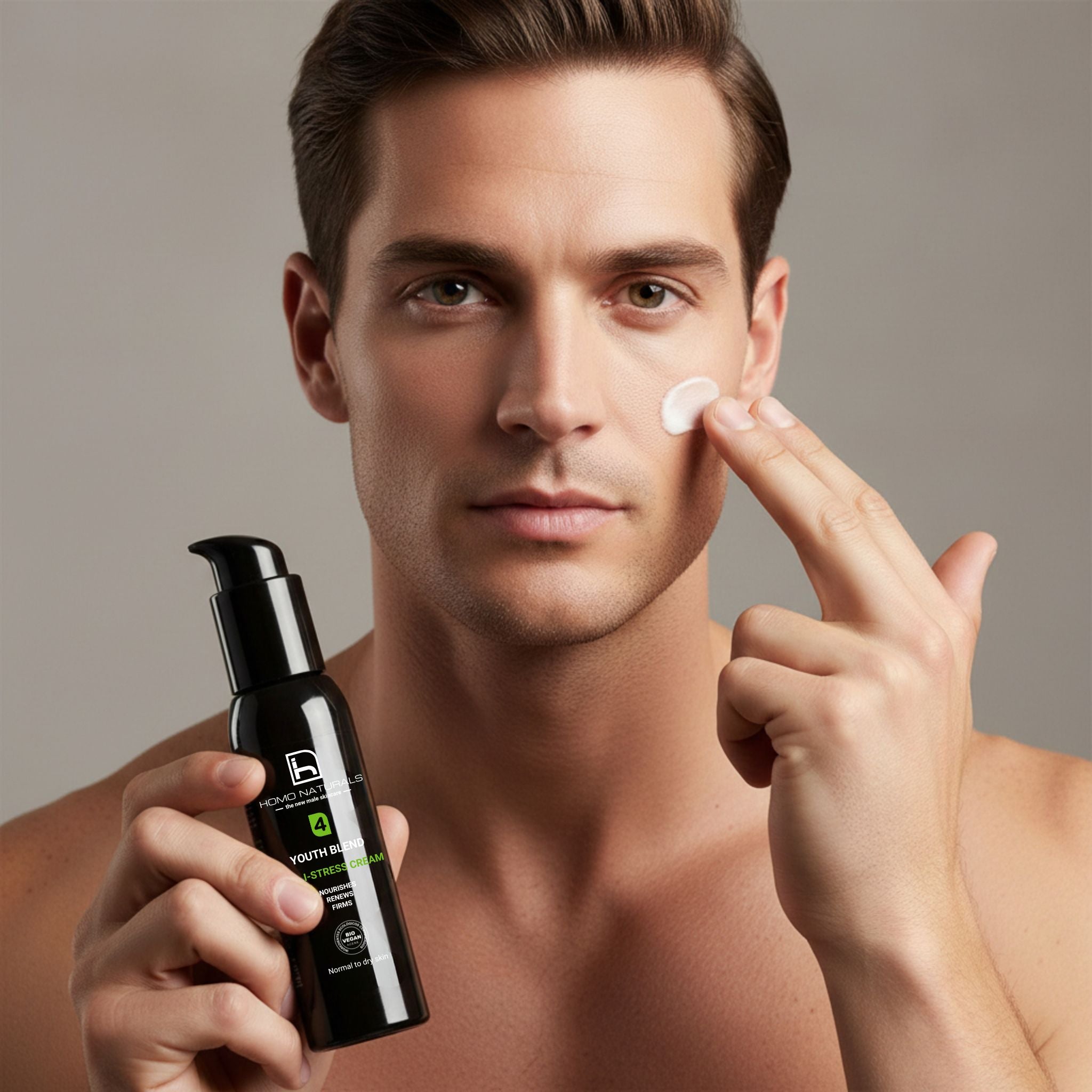 Hombre aplicando Crema antiedad de Homo Naturals durante su rutina de cuidado facial para hidratar y mejorar el aspecto de la piel del hombre. Con activos botánicos, vitamianas C y E, ácido hialurónico, Bakuchiol y péptidos. Sin derivados del petróleo y sin parabenos. Certificación Bio + Vegan.
