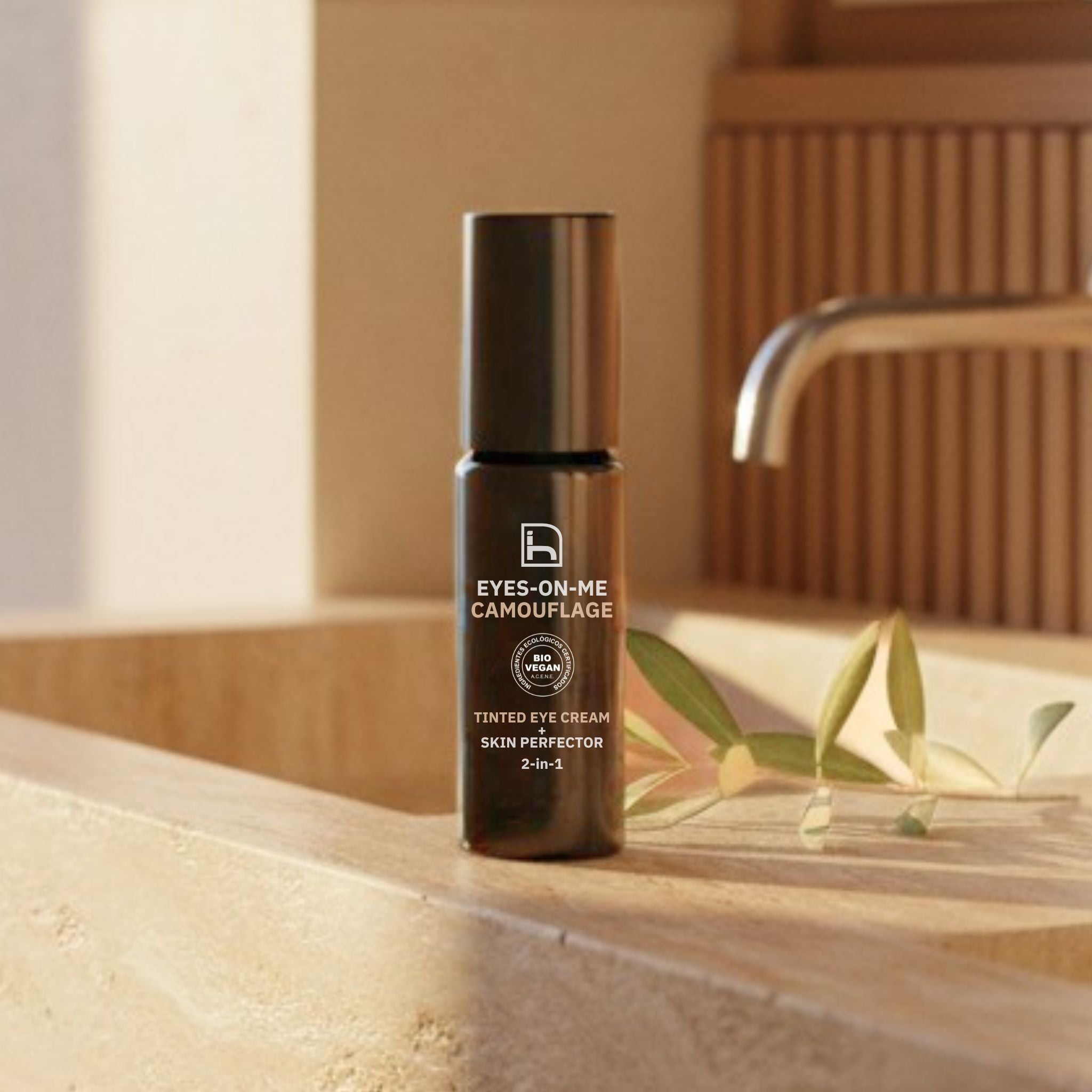 Eyes-On-Me Camouflage de Homo Naturals en un entorno lifestyle premium mediterráneo, corrector de ojeras y contorno de ojos para hombre.