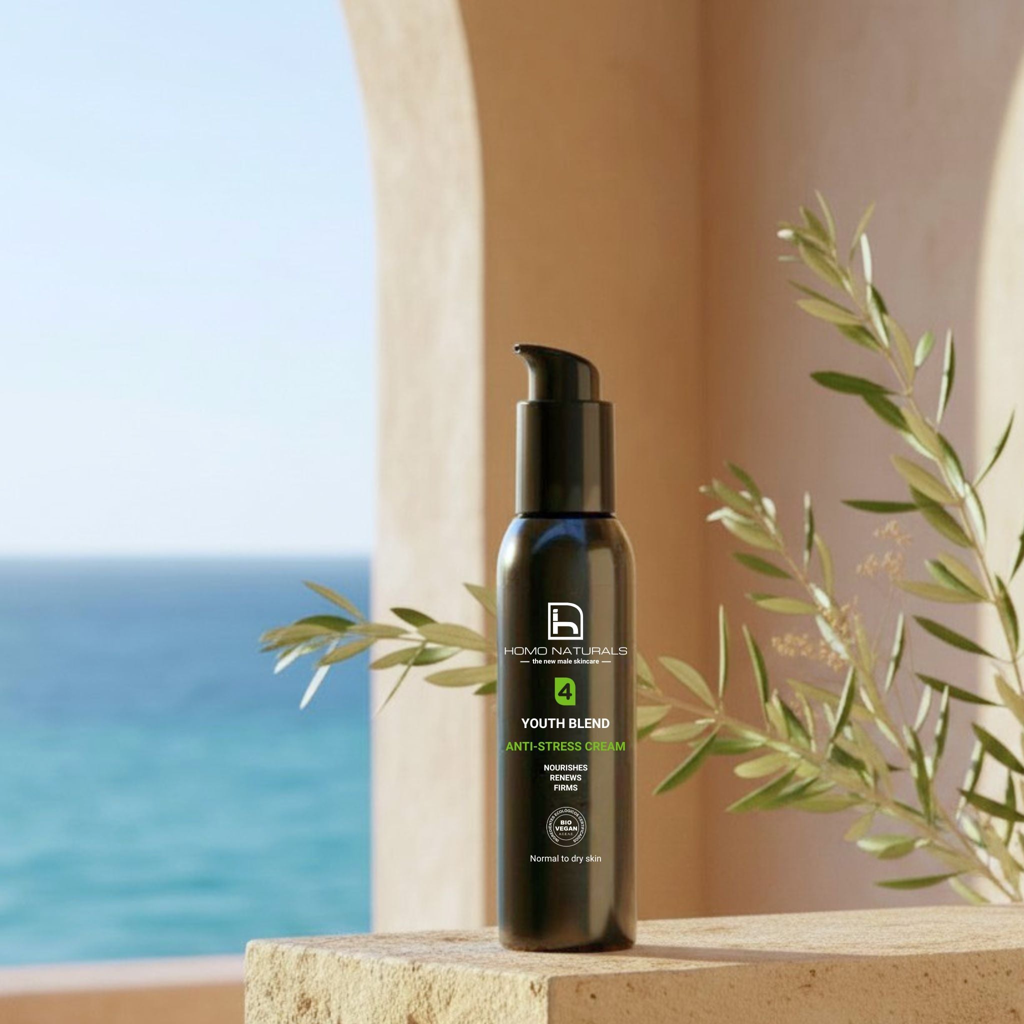 Crema antiedad para hombre de Homo Naturals en un entorno lifestyle premium mediterráneo. Con activos reafirmantes, nutritivos y antiarrugas como el bakuchiol, ácido hialurónico y péptidos naturales. sin derivados del petróleo. Sin parabenos. Certificada Bio + Vegan. Formulada para piel normal y piel seca de hombre. 
