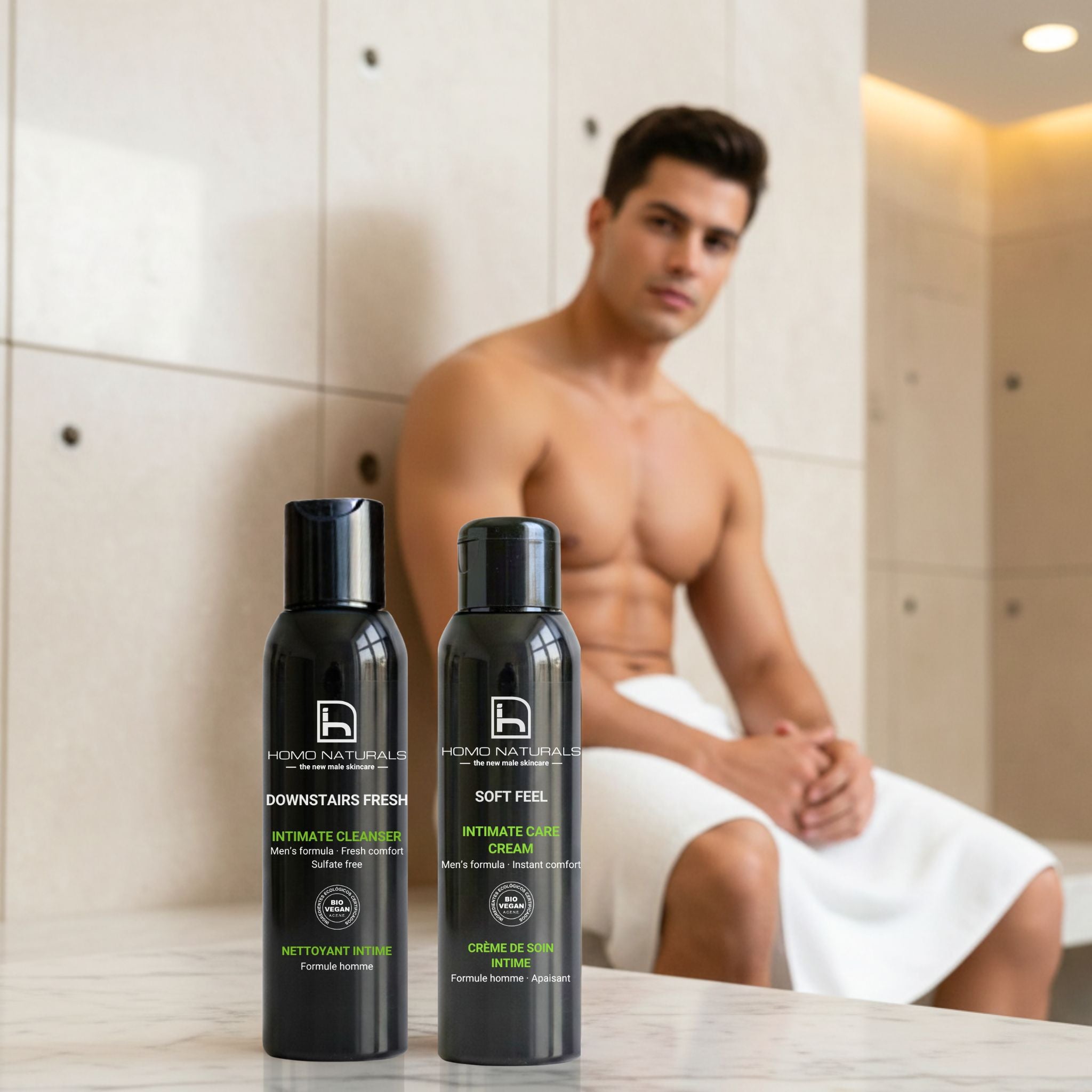Hombre mostrando el Pack de Cuidado Íntimo Diario de Homo Naturals con jabón íntimo y crema íntima para una rutina diaria de higiene y cuidado de la zona íntima masculina.