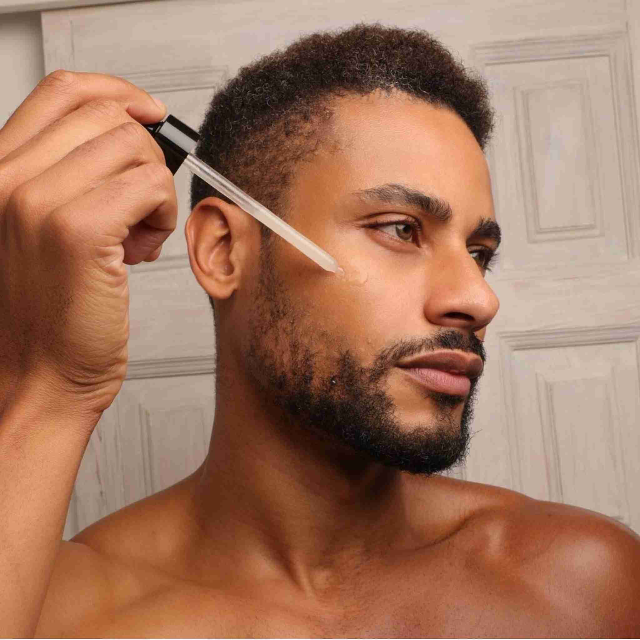 Hombre aplicando Skin Recovery Serum de Homo Naturals durante su rutina facial para ayudar a equilibrar la piel y mejorar su aspecto. Serum facial para hombres con fórmula natural y certificación ecológica, ideal para pieles sensibles y con tendencia acneica. Con prebitótico para restaurar pieles desequilibradas y enrojecidas.